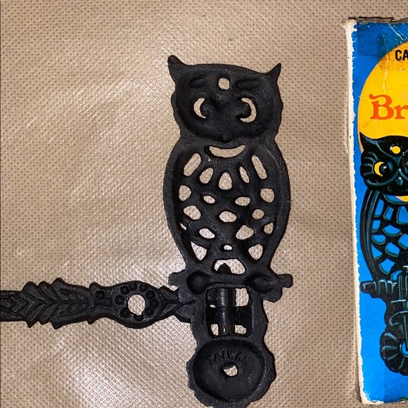 Vintage Cast Iron Owl Wall Bracket with Swivel Arm - Picture 6 of 6